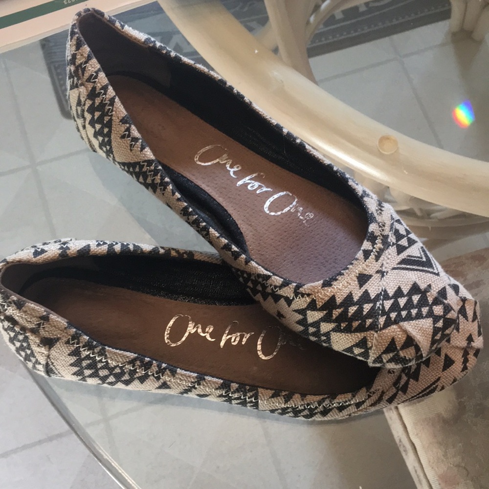 TOMS Tribal/Aztec Patterned Flats
